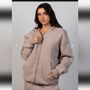 Comfrt Travel Essentials Zip Up Hodie In Bark. Oversized. Size MEDIUM Unisex